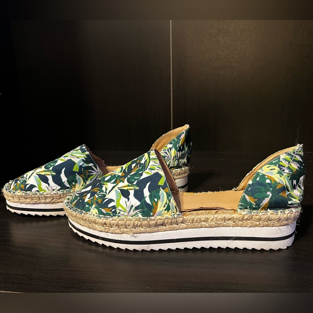 JLO | Larenn Espadrille Platform Slip-On (Green Tropical Palm Print Canvas)
